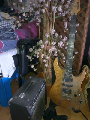 ขายกีต้าไฟฟ้า Yamaha เนื้อไม้แท้ชิ้นเดียว เสียงดี