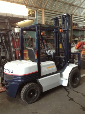 +++ ขายรถโฟล์คลิฟท์ KOMATSU FD25-11 ขนาด 2.5 ตัน (รอกนอก นำเข้าสภาพดี)  เครื่องยนต์ดีเซลฝาดำ เสา 4 เมตร ฮิ้งค์โฟล์ค (งากระดกได้)  เกียร์ธรรมดา งา 1,070  มม.  ยางตันใหม่ ล้อหน้าคู่  ยางหลังใหม่  *** สนใจรายละเอียด ราคา คุยได้ครับ โทร. 081-659-7598 ***