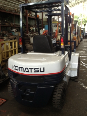 +++ ขายรถโฟล์คลิฟท์ KOMATSU FD25-11 ขนาด 2.5 ตัน (รอกนอก นำเข้าสภาพดี)  เครื่องยนต์ดีเซลฝาดำ เสา 4 เมตร ฮิ้งค์โฟล์ค (งากระดกได้)  เกียร์ธรรมดา งา 1,070  มม.  ยางตันใหม่ ล้อหน้าคู่  ยางหลังใหม่  *** สนใจรายละเอียด ราคา คุยได้ครับ โทร. 081-659-7598 ***