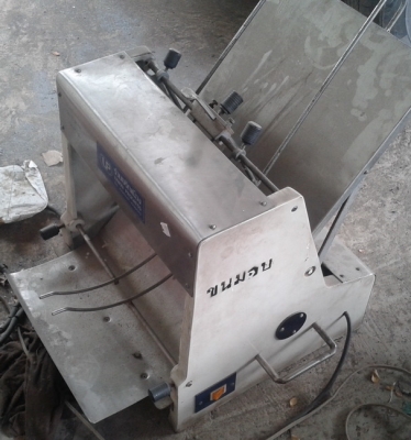 ขายตู้แช่ เครื่องหั่นขนมปัง เครื่องถอนขนไก่ ครับ