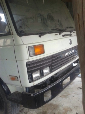 รถ6ล้อ นิสสัน