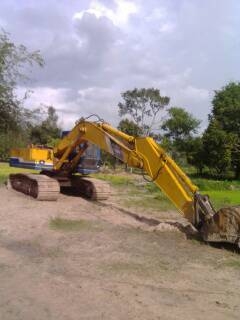 ขายรถขุดโกเบลโก้200 MARK ONE  สภาพพร้อมใช้งาน เครื่องดีใช้งานได้ปกติ