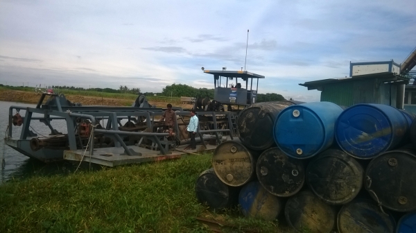 เรือดูดทราย เรือทุ่นง้ามต่ออู่ช่างนะ เครื่องนิสสัน RE 8 สูบ 500 แรง ปั้ม ดูด 10 ออก 10 ขนาดปั้ม 32 นิ้ว