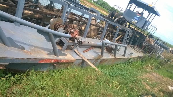 เรือดูดทราย เรือทุ่นง้ามต่ออู่ช่างนะ เครื่องนิสสัน RE 8 สูบ 500 แรง ปั้ม ดูด 10 ออก 10 ขนาดปั้ม 32 นิ้ว