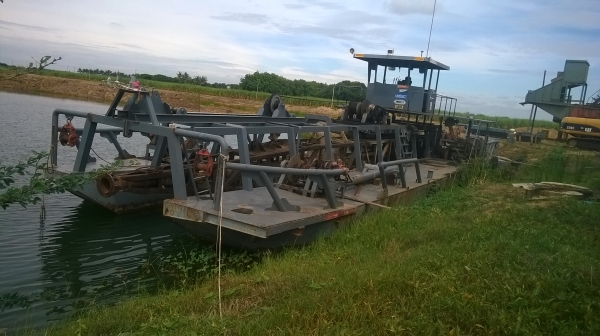 เรือดูดทราย เรือทุ่นง้ามต่ออู่ช่างนะ เครื่องนิสสัน RE 8 สูบ 500 แรง ปั้ม ดูด 10 ออก 10 ขนาดปั้ม 32 นิ้ว