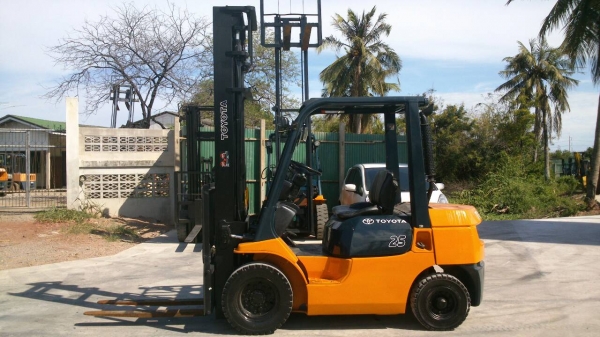 รถยกโตโยต้ารุ่น 7 น้ำหนักยก 2.5 ตัน เสาสูง 4.5 เมตร  เครื่องดีเซล เกียร์ออโต้