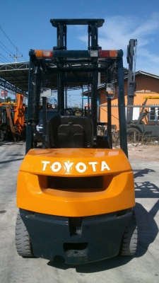 รถยกโตโยต้ารุ่น 7 น้ำหนักยก 2.5 ตัน เสาสูง 4.5 เมตร  เครื่องดีเซล เกียร์ออโต้