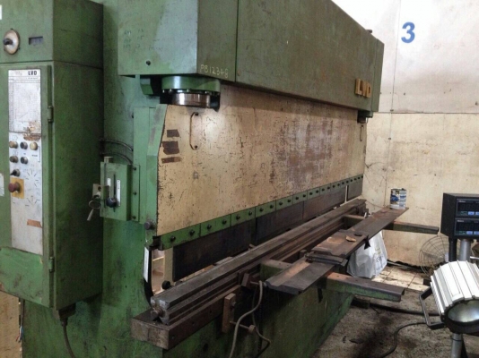 เครื่องพับ10ฟุตยี่ห้อLvd100ตันพับได้4.5มิลใต้หวันติดต่อ0892224259