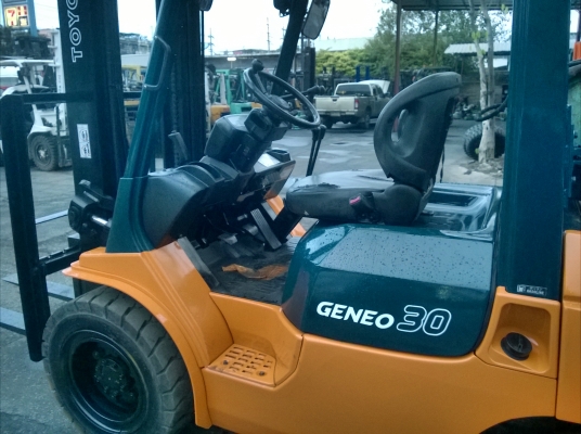 รถยกโตโยต้ารุ่น 7 น้ำหนักยก 3 ตัน เสาสูง 4.5 เมตร เคร่องเบนซินติดแก๊ส เกียร์ธรรมดา