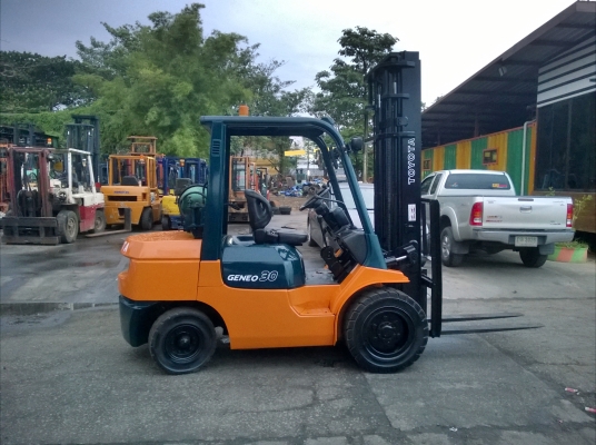 รถยกโตโยต้ารุ่น 7 น้ำหนักยก 3 ตัน เสาสูง 4.5 เมตร เคร่องเบนซินติดแก๊ส เกียร์ธรรมดา