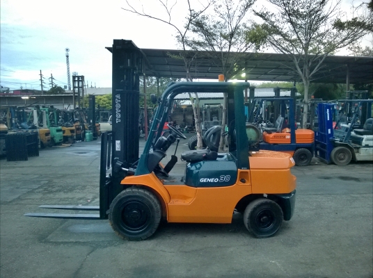 รถยกโตโยต้ารุ่น 7 น้ำหนักยก 3 ตัน เสาสูง 4.5 เมตร เคร่องเบนซินติดแก๊ส เกียร์ธรรมดา