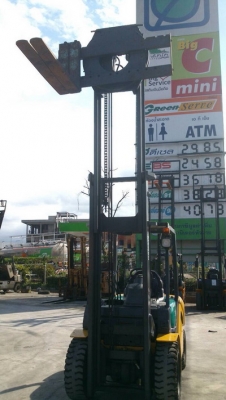 รถยกโคมัสสีรุ่น 16 น้ำหนักยก 3 ตัน เสาสูง 4 เมตร เครื่องดีเซล เกียร์ออโต้ แผงงาหมุน360