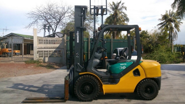 รถยกโคมัสสีรุ่น 16 น้ำหนักยก 3 ตัน เสาสูง 4 เมตร เครื่องดีเซล เกียร์ออโต้ แผงงาหมุน360