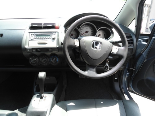 HONDA - JAZZ - i-DSI 1.5 AT ปี2008 สีเทา เกียร์อัตโนมัติ เครื่องเบนซิน 1500cc HONDA - JAZZ - i-DSI 1.5 AT ปี2008 สีเทา เกียร์อัตโนมัติ เครื่องเบนซิน 1500cc