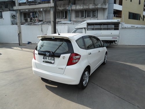 HONDA - JAZZ - i-VTEC 1.5 AT ปี2009 สีขาว เกียร์อัตโนมัติ เครื่องเบนซิน 1500cc HONDA - JAZZ - i-VTEC 1.5 AT ปี2009 สีขาว เกียร์อัตโนมัติ เครื่องเบนซิน 1500cc