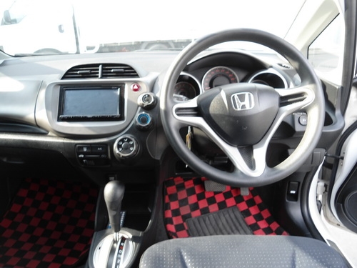 HONDA - JAZZ - i-VTEC 1.5 AT ปี2009 สีขาว เกียร์อัตโนมัติ เครื่องเบนซิน 1500cc HONDA - JAZZ - i-VTEC 1.5 AT ปี2009 สีขาว เกียร์อัตโนมัติ เครื่องเบนซิน 1500cc