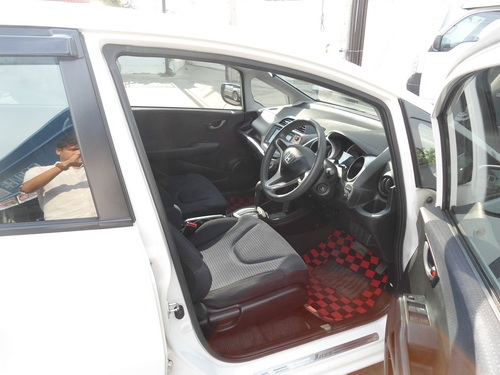 HONDA - JAZZ - i-VTEC 1.5 AT ปี2009 สีขาว เกียร์อัตโนมัติ เครื่องเบนซิน 1500cc HONDA - JAZZ - i-VTEC 1.5 AT ปี2009 สีขาว เกียร์อัตโนมัติ เครื่องเบนซิน 1500cc