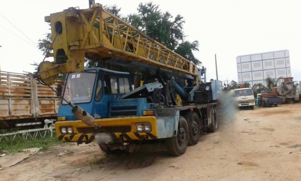 รถ 12 ล้อ ติดเครน 25 ตัน.  สนใจติดต่อ  081 - 6079515