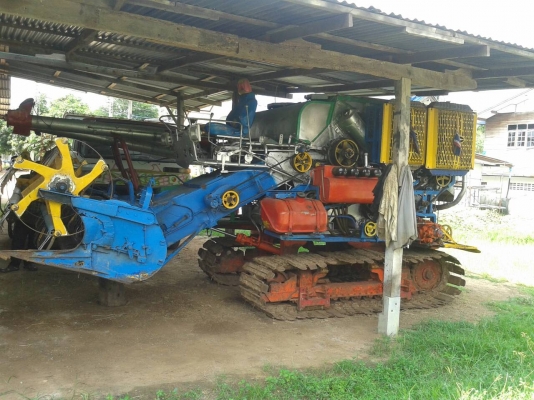 ขายรถเกี่ยวข้าว ศักดิ์ พัฒนาอุ้มโรงงาน ช่วงล่าง12 HT ปั๊ม23 ไดกิ้น  ลูเลอรื11ลูก สภาพพร้อมใช้งาน เครื่องอีซูซุ