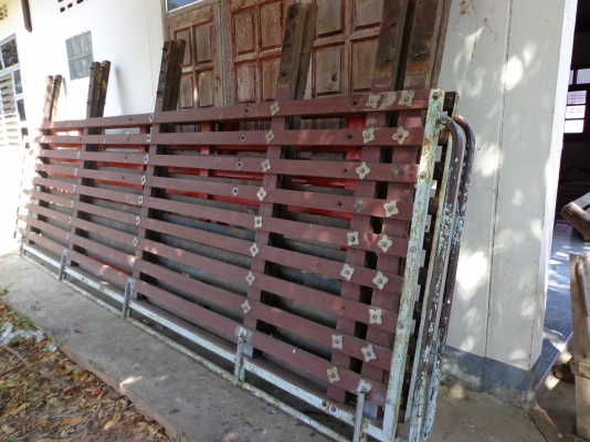 ขายคอกไม้ ถอดออกจาก NPR ยาว 4.30 สูง 1.30     โทร 089-6175584