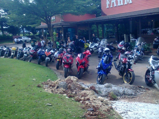 ขายCBR600cc F4 ปี2002 ทะเบียน เครื่องดีมาก ภายในพร้อมลุยหน้าหนาว