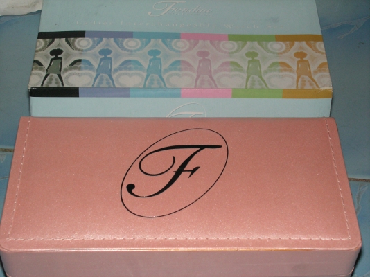 นาฬิกาผู้หญิงเป็นชุด(ขอขายเหมา) นาฬิกาผู้หญิงเป็นชุด(ขอขายเหมา)