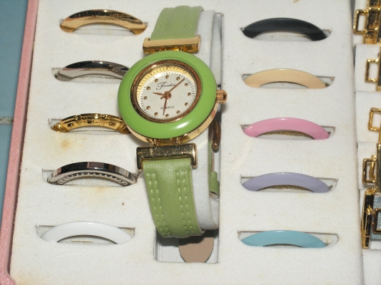 นาฬิกาผู้หญิงเป็นชุด(ขอขายเหมา) นาฬิกาผู้หญิงเป็นชุด(ขอขายเหมา)