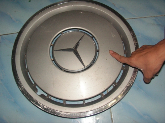 ฝาครอบกระทะล้อของเบนซ์พี่นพดลอยู่ปทุมรับไปดูเเลต่อแล้วครับ