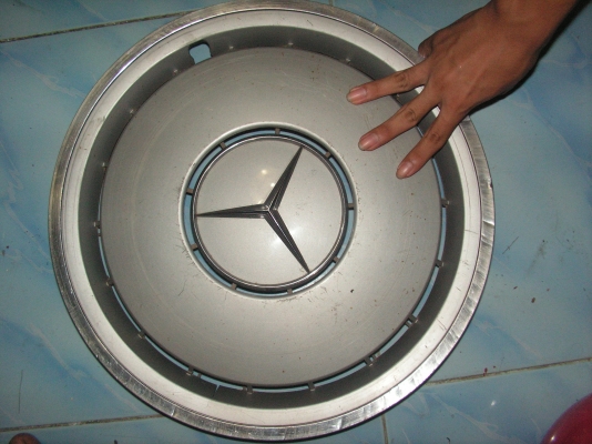 ฝาครอบกระทะล้อของเบนซ์พี่นพดลอยู่ปทุมรับไปดูเเลต่อแล้วครับ ฝาครอบกระทะล้อของเบนซ์พี่นพดลอยู่ปทุมรับไปดูเเลต่อแล้วครับ