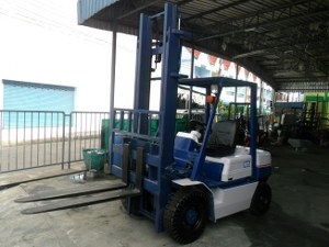 ขายโฟล์คลิฟท์2.5ตันเสาสูง4เมตรยี่ห้อKOMATSU:FD25-11สวยมากเครื่องดี,เกียร์ดีราคา280,000บาท
