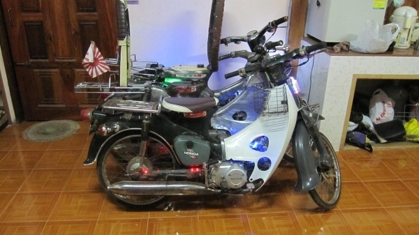 ด่วนๆๆจะเลิกเล่นแล้วครับไม่มีเวลาขี่ครับขายออกครับลดๆๆๆเหลือ15500บาท ขายชี50เดิมๆวางเครื่องPlatinum 125 สตาร์มมือครับเครื่องใหม่แกะกล่องหายห่วง no-book ออกใบซื้อขายให้ครับ รถสภาพเต็มร้อยสีเดิมๆครับยางหน้าหลังนอกในใหม่หมดครับโซ่สเตอร์แบตเตอรี่ใหม่หมดคับสวย