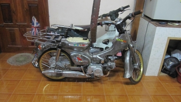 ด่วนๆลดราคาเหลือ25000บาทครับ จะเลิกเล่นแล้วครับไม่มีเวลาขี่ ขายชี70 งานตีเหล็กทั้งคันครับ วางเครื่องPlatinum 125 สตาร์มมือครับเครื่องใหม่แกะกล่องหายห่วง no-book ออกใบซื้อขายให้ครับ รถสภาพเต็มร้อยครับยางหน้าหลังนอกในใหม่หมดครับโซ่สเตอร์แบตเตอรี่ใหม่หมดคับส