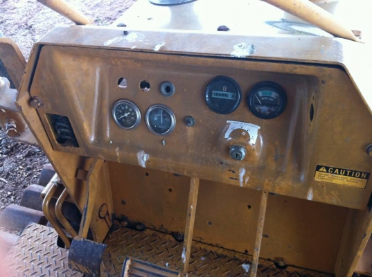 ขายรถแทรกเตอร์  2 คัน KOMATSU D2-6 และ D2-5 สภาพพร้อมใช้ทั้งคู้ รถสวย ช้วงล้างเต็ม