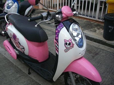 ขาย Scoopy i ปี 2011 ลาย vivid-me ไมล์แท้ 6381 กม เครื่องหัวฉีดประหยัดน้ำมัน สีสันสดใส สภาพสวย สีชมพูขาว