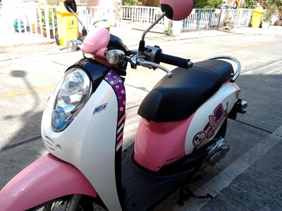ขาย Scoopy i ปี 2012 ลายจูบ ไมล์ 3333 กม เครื่องหัวฉีดประหยัดน้ำมัน สภาพเดิมๆ มีคู่มือการใช้งาน+สมุดคู่มือรับประกันศูนย์+กุญแจแท้ 2 ดอก สีชมพู ขาว ขาย Scoopy i ปี 2012 ลายจูบ ไมล์ 3333 กม เครื่องหัวฉีดประหยัดน้ำมัน สภาพเดิมๆ มีคู่มือการใช้งาน+สมุดคู่มือรับประกันศูนย์+กุญแจแท้ 2 ดอก สีชมพู ขาว