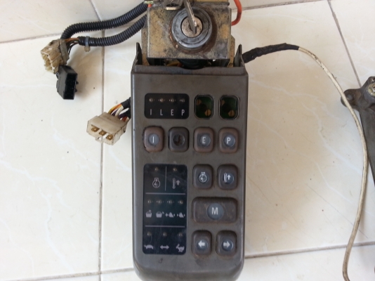 ขายด่วน กล่อง+ จอ  HITACHI EX200-2 ที่เห็นให้หมด