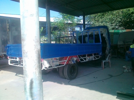 รถห้างแท้ หูช้างNPR115แรงยาว4เมตร30พร้อมใช้งาน เดิมทีสีเก่ามากๆมีผุบ้างปะแล้วทำสีใหม่ให้แล้วคัสซีสวยเครื่องแห้งรถเดิมๆโรงงานแท้ๆในรูปกำลังทำสีไกล้เส็ดแล้วไม่มีเงินจ่ายค่าช่างครับหาเงินไม่ทันใช้ครับขอขายด่วนราคาคุยได้ขายได้ผมขายครับ