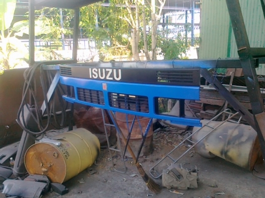 รถห้างแท้ หูช้างNPR115แรงยาว4เมตร30พร้อมใช้งาน เดิมทีสีเก่ามากๆมีผุบ้างปะแล้วทำสีใหม่ให้แล้วคัสซีสวยเครื่องแห้งรถเดิมๆโรงงานแท้ๆในรูปกำลังทำสีไกล้เส็ดแล้วไม่มีเงินจ่ายค่าช่างครับหาเงินไม่ทันใช้ครับขอขายด่วนราคาคุยได้ขายได้ผมขายครับ