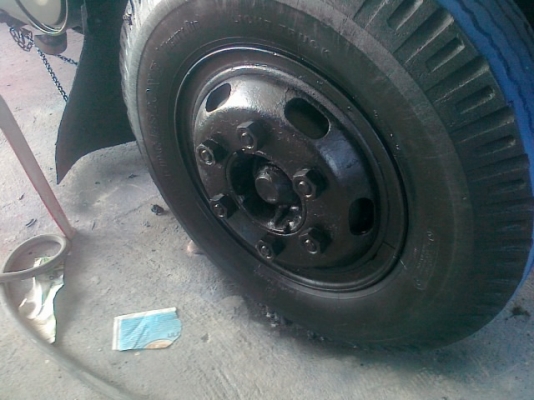 รถห้างแท้ หูช้างNPR115แรงยาว4เมตร30พร้อมใช้งาน เดิมทีสีเก่ามากๆมีผุบ้างปะแล้วทำสีใหม่ให้แล้วคัสซีสวยเครื่องแห้งรถเดิมๆโรงงานแท้ๆในรูปกำลังทำสีไกล้เส็ดแล้วไม่มีเงินจ่ายค่าช่างครับหาเงินไม่ทันใช้ครับขอขายด่วนราคาคุยได้ขายได้ผมขายครับ