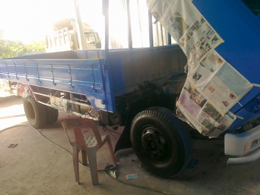 รถห้างแท้ หูช้างNPR115แรงยาว4เมตร30พร้อมใช้งาน เดิมทีสีเก่ามากๆมีผุบ้างปะแล้วทำสีใหม่ให้แล้วคัสซีสวยเครื่องแห้งรถเดิมๆโรงงานแท้ๆในรูปกำลังทำสีไกล้เส็ดแล้วไม่มีเงินจ่ายค่าช่างครับหาเงินไม่ทันใช้ครับขอขายด่วนราคาคุยได้ขายได้ผมขายครับ