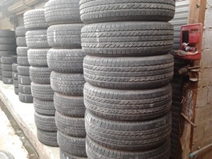 ขายยางเหมายกกอง(ร้านค้า) 9 ชุด 36 เส้น ตกชุดละ1800 14*5*16 สภาพดีปีสวย  ราคา :  16,000.00  บาท