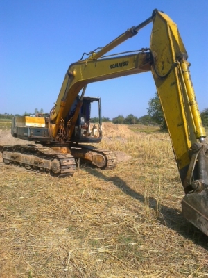 ขายKOMATSU PC 200-3สภาพสวยพร้อมใช้ ราคาต่อรองได้ ติดต่อได่ที่คุณ อ๊อฟ พิจิตร 086-737-9991