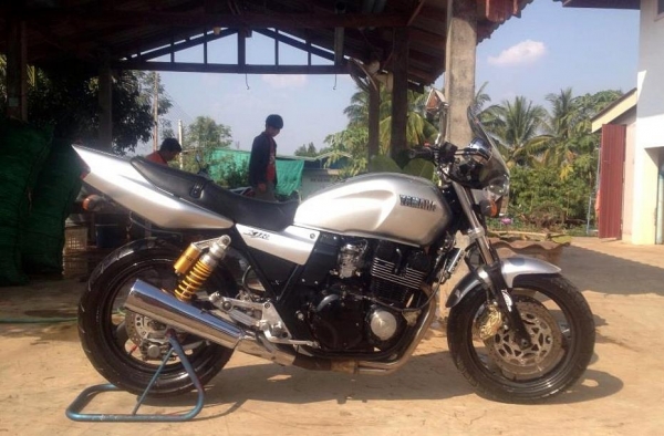 ขายXJR400ปี2000อินวอย+สรรพสามิต69000สวยๆรูปด้านในครับต่อรองได้ครับ