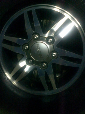 ล้อขอบ 16 อีซุซุ กล้ามปูพร้อมยาง บิสโตน 245/70/16 ปี 08 4วง12000 บาท