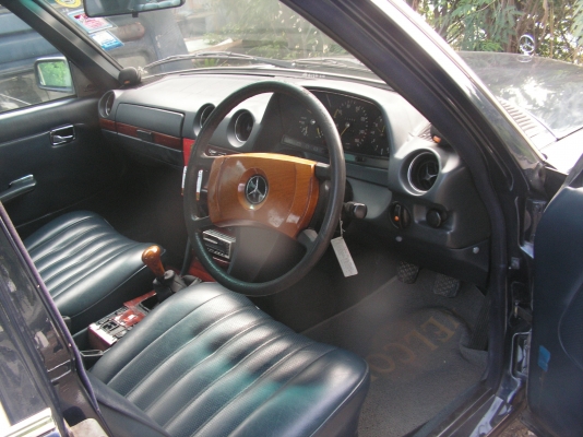 เบนซ์300Dเครื่องดีเซลคุณสง่าอยู่กบินณ์บุรีรับไปดูเเลต่อเเล้วครับ