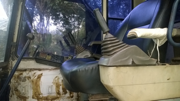 PC200-5 คอนโทนสั้น โซ่ใหม่ เอวแน่น ไฟฟ้าครบ.. แอร์เย็น...รถสภาพดี..