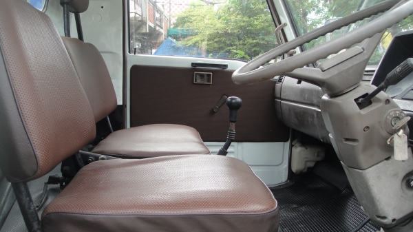 HINO ฃุปเปอร์เสี่ย 117แรง ยาว5.50ม. พื้นเรียบ เครื่องดี คัสฃีสวยจัด