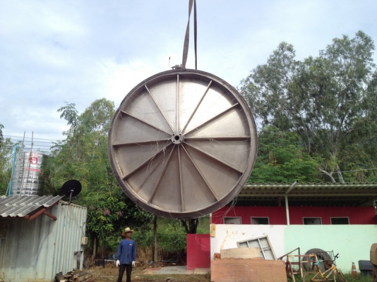 ขายถังสแตนเลส 9,000 ลิตรพร้อมใบกวน สภาพดี สะอาด พร้อมใช้