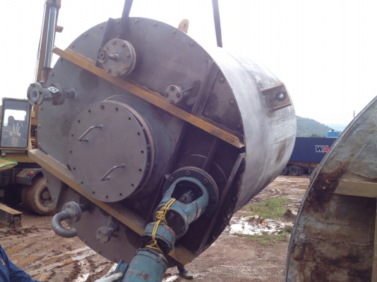 ขายถังสแตนเลส 3,500 ลิตร มีใบกวนสภา่พพร้อมใช้ ราคาไม่แพง