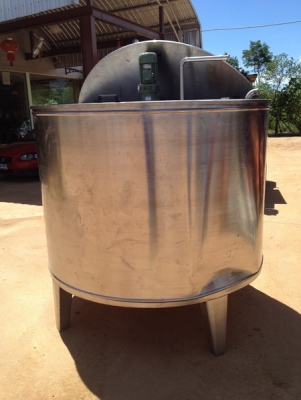 ขายถังน้ำสแตนเลสขนาด 2,700 ลิตรพร้อมใบกวน สภาพสวยมาก ราคาไม่ แพง